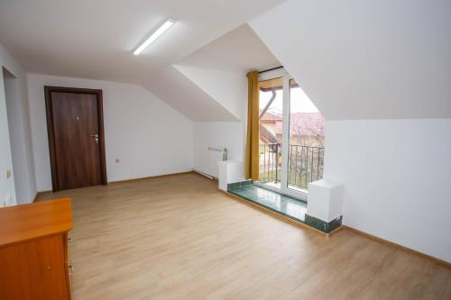 una stanza vuota con una porta e una finestra di Casa Andrea a Otopeni