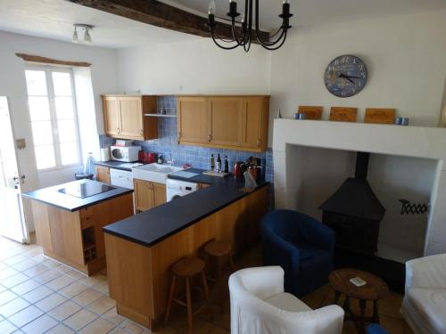 eine Küche mit einer Theke und einem Herd darin in der Unterkunft Le Font remy in Mortagne-sur-Gironde