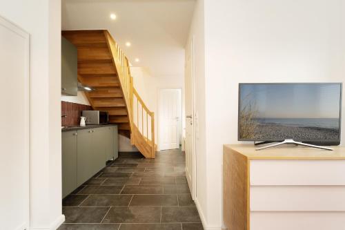 een keuken met een flatscreen-tv op een aanrecht bij Gerberhof 1 in Plön