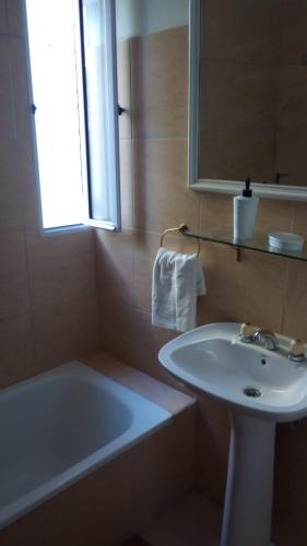 ein Badezimmer mit Waschbecken, Badewanne und Waschbecken in der Unterkunft Entre lomas in La Granja