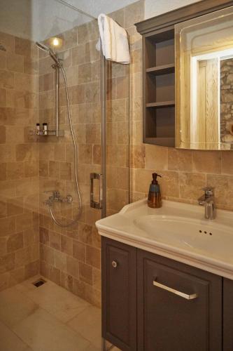 a bathroom with a sink and a shower at MorisiAvluAlaçatı in Alaçatı