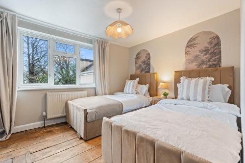 Giường trong phòng chung tại Spacious 4-Bed Cottage with Hot Tub&Parking