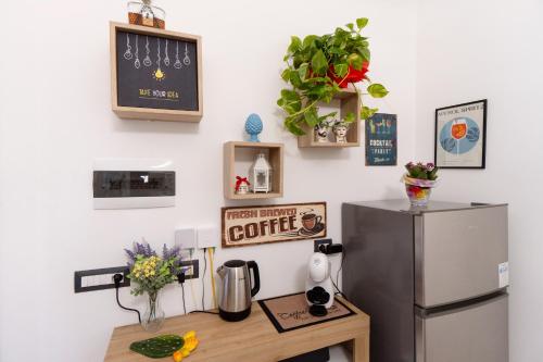 una cucina con frigorifero e tavolo in legno di Costa Apartment a Catania