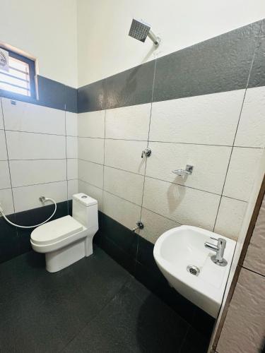 un bagno con un water e un lavandino di Grand Glorious Resort a Padinjarathara