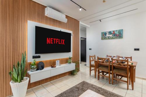 TV a/nebo společenská místnost v ubytování Modern 2BR Condo 10min from beach and Souk