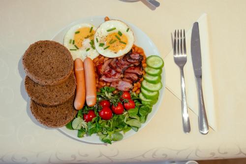 een bord met eieren en groenten op tafel bij Resort Červený dvůr - apartmány a privátní wellness in Rapotín