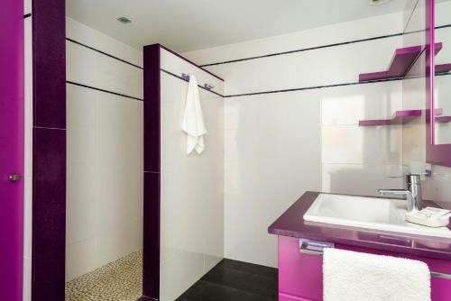 een badkamer met een wastafel en een spiegel bij Apartamento Tramontana 28B in Fornells