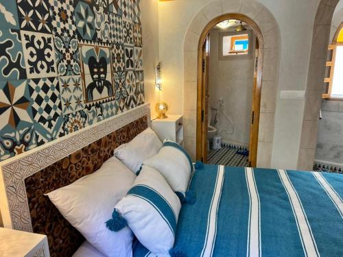 Een bed of bedden in een kamer bij Riad dar el hania