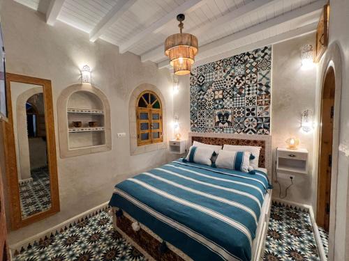 Een bed of bedden in een kamer bij Riad dar el hania