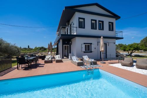 een huis met een zwembad voor een huis bij Villa Sorina Kefalonia in Svoronata
