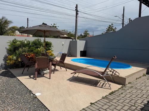 Der Swimmingpool an oder in der Nähe von Casa Bombinhas Bombas beach