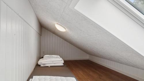 Zimmer im Dachgeschoss mit einem Bett und einer Decke in der Unterkunft Villavilla #621 - Dueodde, Bornholm in Vester Sømarken