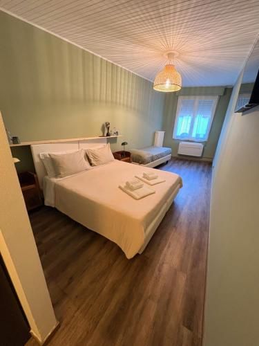 ein Schlafzimmer mit einem weißen Bett und einer Couch in der Unterkunft Nottetempo in Cesena