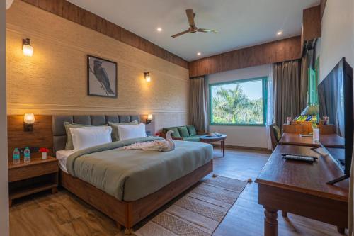 een hotelkamer met een bed en een bureau en een bureau bij TRIDEUS THE WILD FRASER Corbett in Rāmnagar