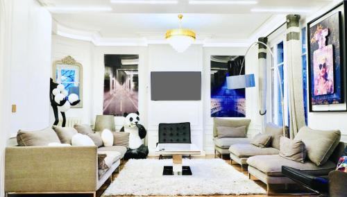 Appartement devant la Tour Eiffel et Seine