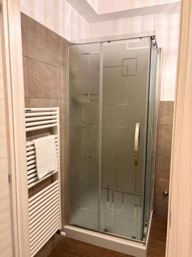 eine Dusche mit Glastür im Badezimmer in der Unterkunft Nottetempo in Cesena