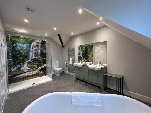 Et badeværelse på The Stables with Hot Tub