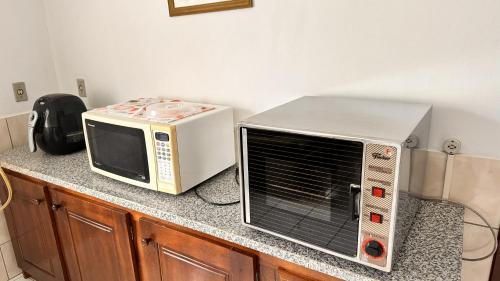 eine Mikrowelle auf einer Theke in der Unterkunft Casa ampla no centro Barra Velha in Barra Velha