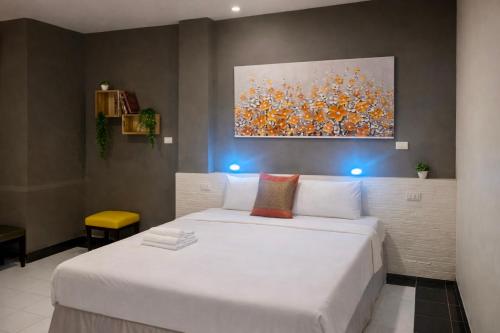 Postel nebo postele na pokoji v ubytování Shalom Center chaweng Samui