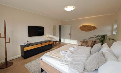 Una sala de estar con un sofá blanco y un televisor de pantalla plana. en Stadtwohnung mit Flair, en Recklinghausen