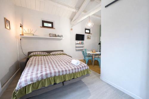 een kleine slaapkamer met een bed en een tafel bij fattoria Coppetella Cemani in Molino dʼAgugliano