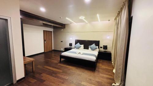 سرير أو أسرّة في غرفة في THE SLATE HOTEL NUMGAMBAKKAM Near US EMBASSY & APPOLLO HOSPITAL