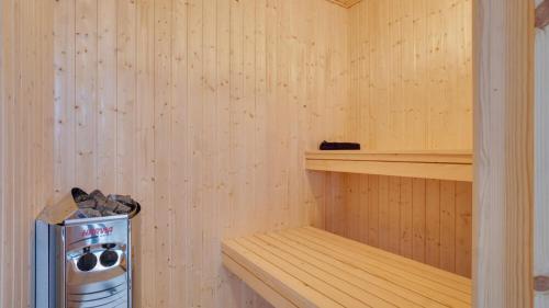 eine Sauna mit Ofen und Ablage in der Unterkunft Villavilla #449 - Dueodde, Bornholm in Bedegård
