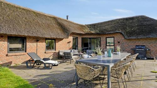 Cảnh núi rừng hoặc tầm nhìn ra núi từ nhà nghỉ dưỡng