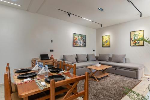 Posezení v ubytování Modern 2BR Condo 10min from beach and Souk