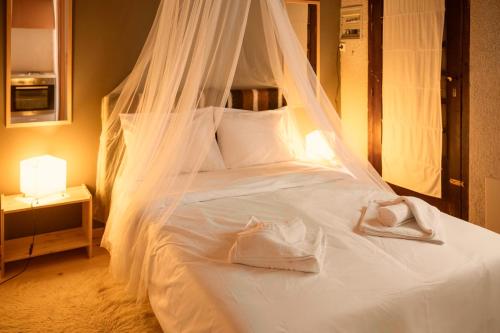 Postel nebo postele na pokoji v ubytování Stone View Nest - By Ski Alure