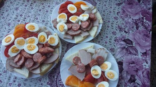 Makanan di atau berdekatan rumah tamu ini