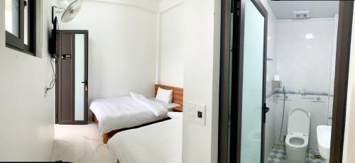 een kleine badkamer met een bed en een toilet bij Titanic Mộc Châu in Mộc Châu