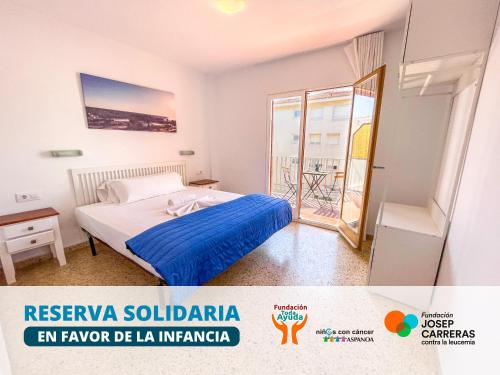 een slaapkamer met een bed en een balkon bij Apartment Escor 3000 in Segur de Calafell