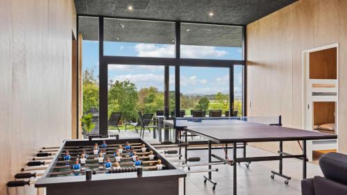 een kamer met 2 tafels en een tafeltennistafel bij Villavilla #684 - Virksund, Limfjorden in Bøstrup