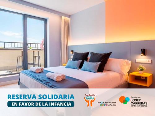 una camera da letto con un letto con asciugamani sopra di La marina sunset 3000 a Soto de la Marina