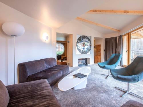 a living room with a couch and two chairs at Chalet moderne 16 pers. au cœur d'Avoriaz avec sauna - FR-1-314-95 in Avoriaz