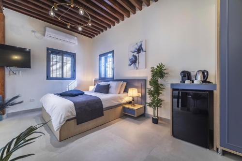 een slaapkamer met een bed en een tv erin bij Soor in Akko