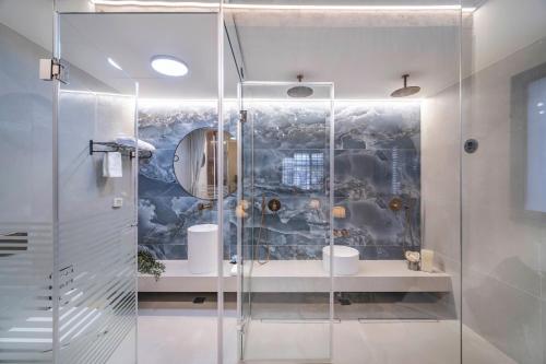 een badkamer met een douche en een glazen wand bij Soor in Akko