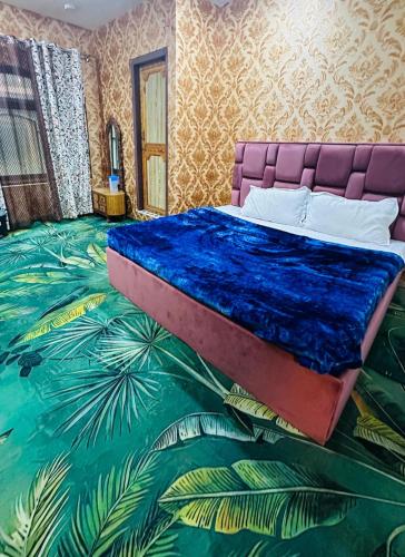 En eller flere senge i et værelse på HOTEL MERLIN RIVER view