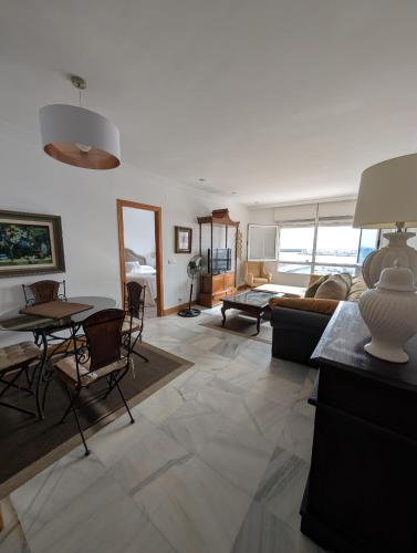 een woonkamer met een bank en een tafel bij Livingtarifa Apartamento El Puerto in Tarifa