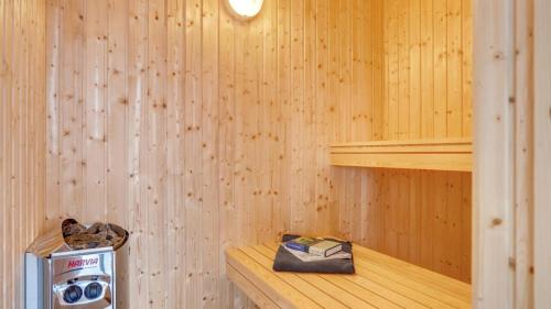 una stanza con sauna con stufa e scaffale di Villavilla #488 - Mommark, Sydjylland a Sarup