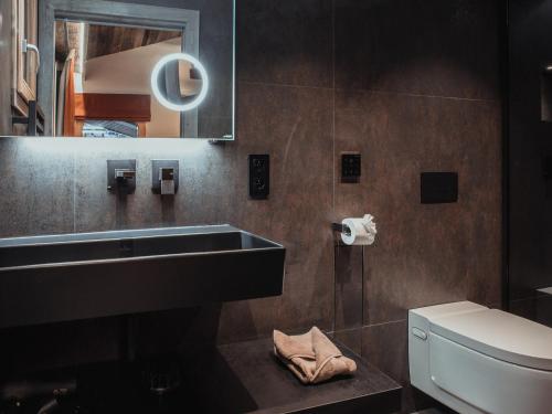 un baño con lavabo e inodoro en Chalet moderne 6 pièces, 11 pers, panorama montagne, services premium - FR-1-314-103, en Avoriaz