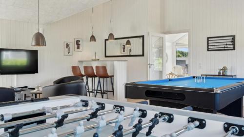 un soggiorno con un tavolo da biliardo di Villavilla #633 - Mommark, Sydjylland a Sarup