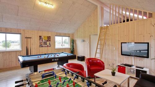sala de estar con mesa de billar y sillas en Villavilla #286 - Nordals, Sydjylland, en Nordborg