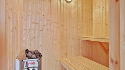 una sauna con un cubo de rocas dentro en Villavilla #286 - Nordals, Sydjylland, en Nordborg
