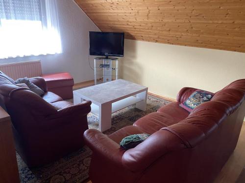 TV a/nebo společenská místnost v ubytování Corinnas Ferienwohnung