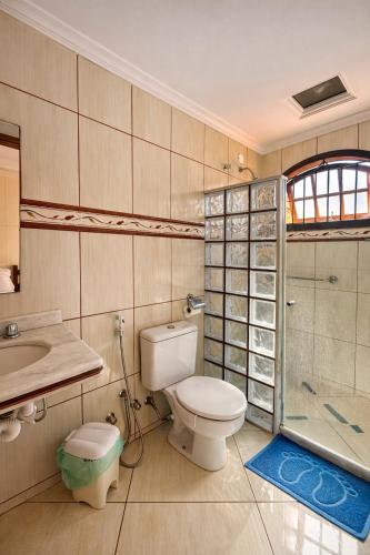 a bathroom with a toilet and a sink and a shower at Casa Entre o Mar e a Lagoa in Saquarema