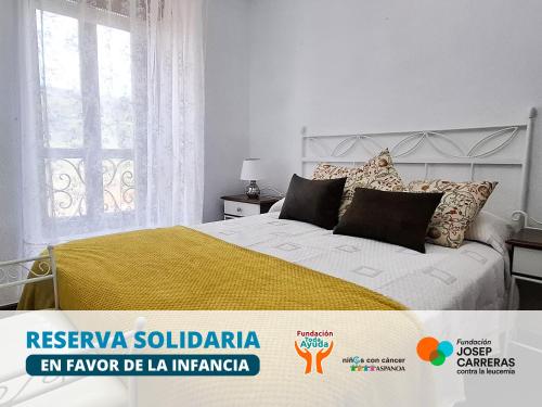 ein Schlafzimmer mit einem Bett mit einer gelben Decke in der Unterkunft Casa Entrepeñas 3000 in Villegar