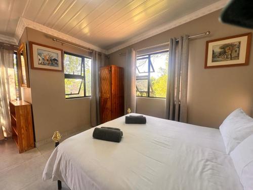 Giường trong phòng chung tại Farm stay at Thyme Cottage on Haldon Estate