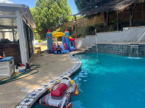 Bazén v ubytování private estate infinity pool nebo v jeho okolí